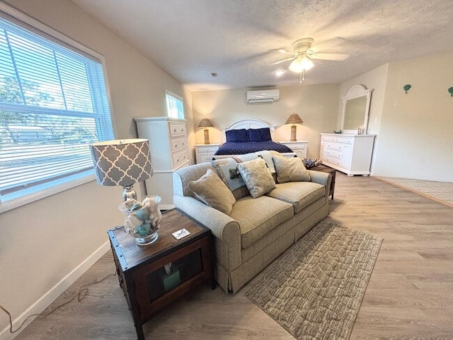 Building Photo - CALLING ALL SNOWBIRDS! Fully furnished apartment!