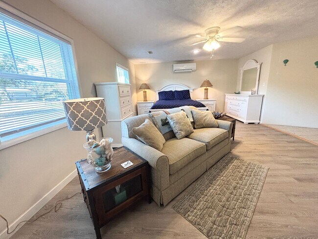 Foto del edificio - CALLING ALL SNOWBIRDS! Fully furnished apartment!