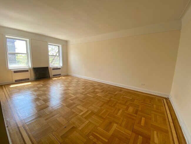 Living - 6400 Saunders St
