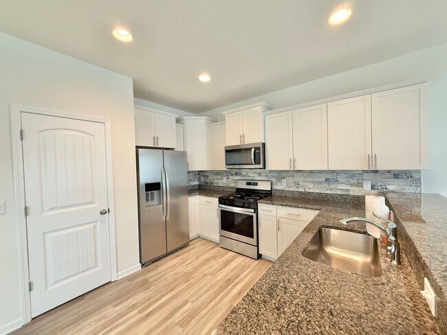 Building Photo - Stunning 3BD, 2.5BA End Unit Townhome in t...