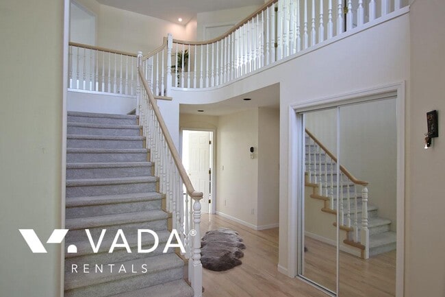 Building Photo - 1572 Salal Crescent