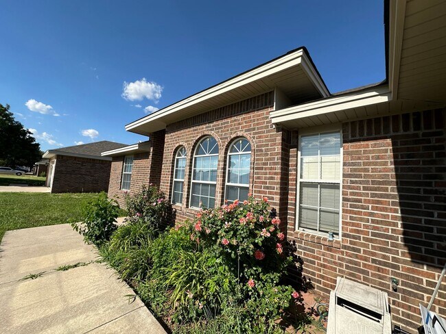 Building Photo - Spacious and nicely located on a cul-de-sa...