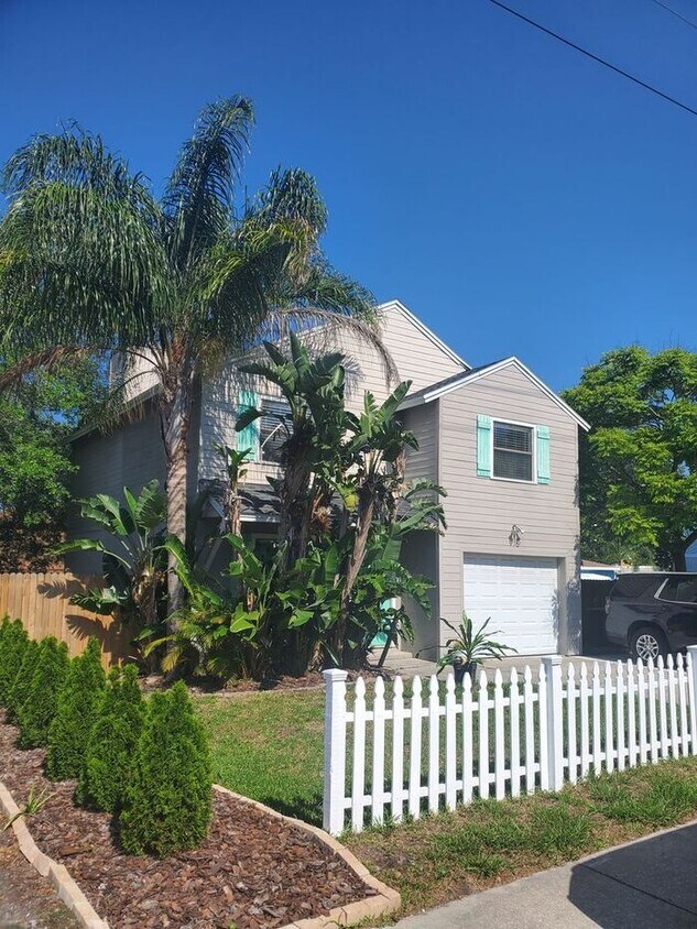 Foto principal - Beautifully Updated 3/2 One Mile from Beach!