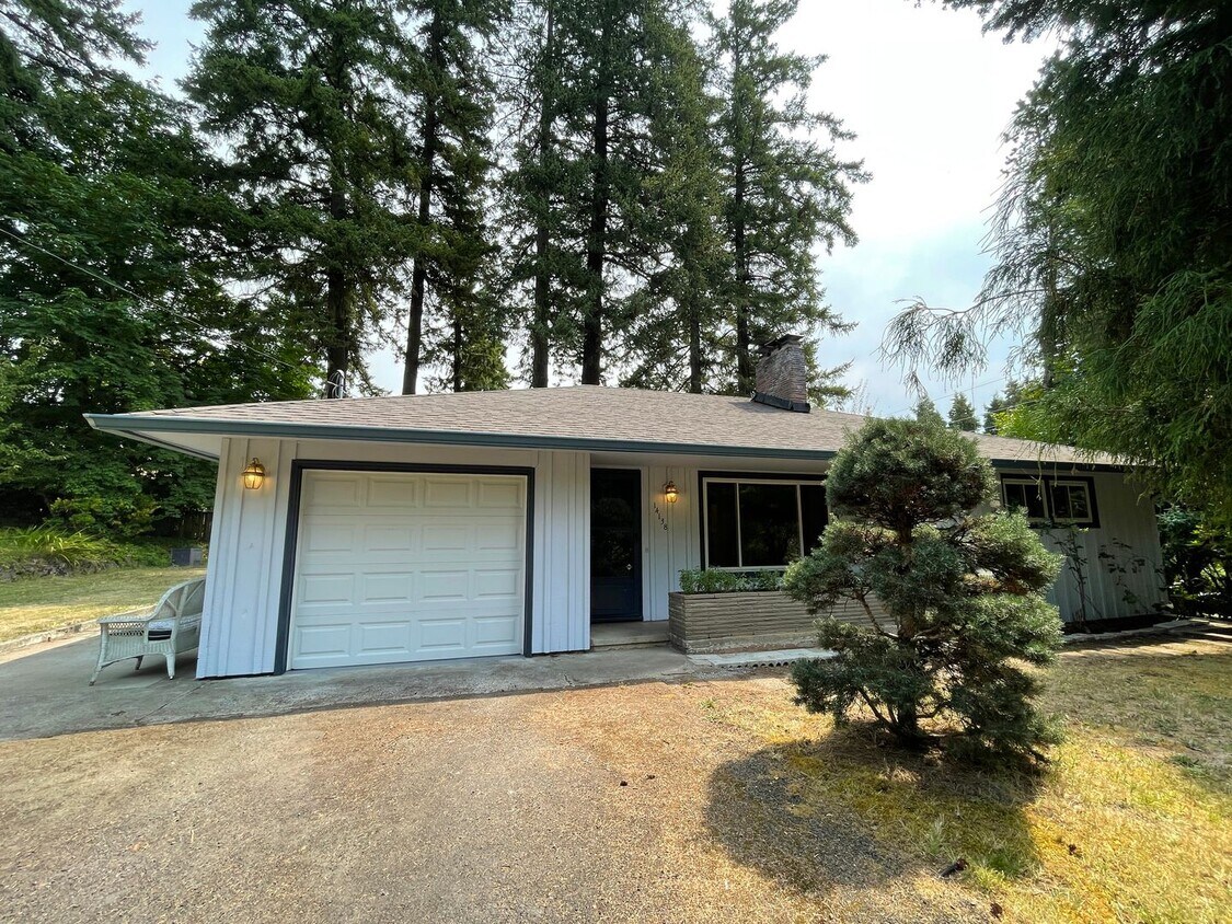 Primary Photo - Lovely Lake Oswego Home with Attached Gara...