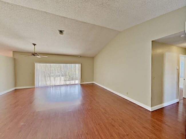 Building Photo - 450 Oregon Ln