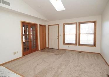 Building Photo - Conveniently located 2 bedroom one-level t...