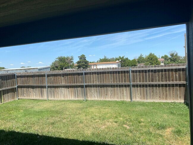 Foto del edificio - 10820 Chapman Dr