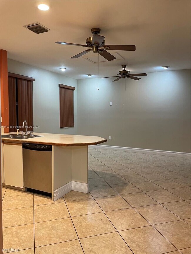 Building Photo - 3 br, 2.5 bath House - 4195 Tree Tops Rd