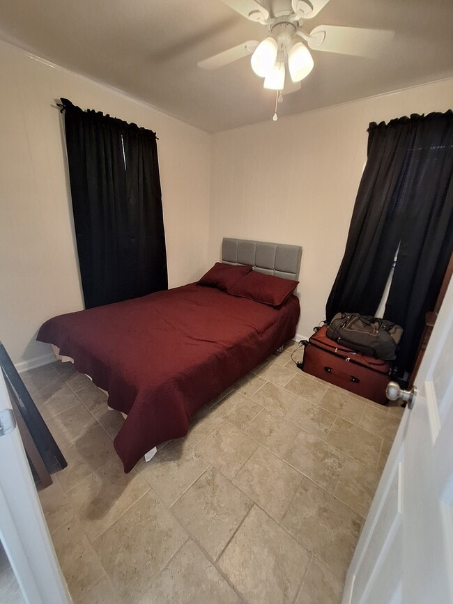 Building Photo - 321 W 5th St