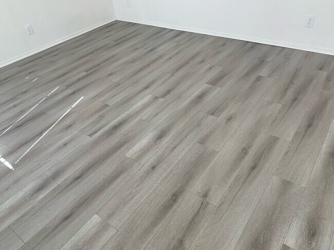 New Vinyl Plank Flooring - 5318 Ruthelen St