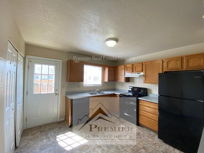 Building Photo - 501 Comanche Village Dr