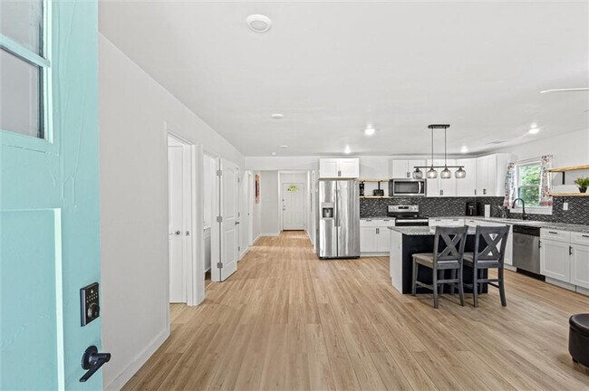 Foto del edificio - Room in House on Peeples St SW