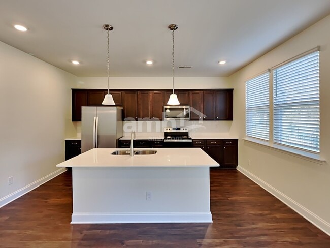 Building Photo - 553 Rivermist Dr