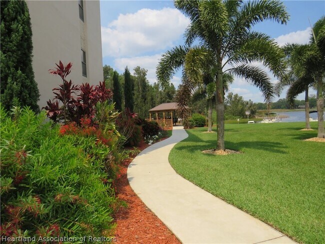 Foto del edificio - 121 Country Club Dr