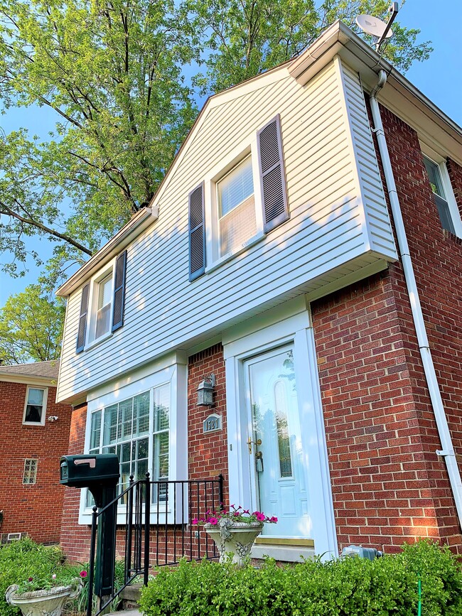 Building Photo - 1527 S Eton St