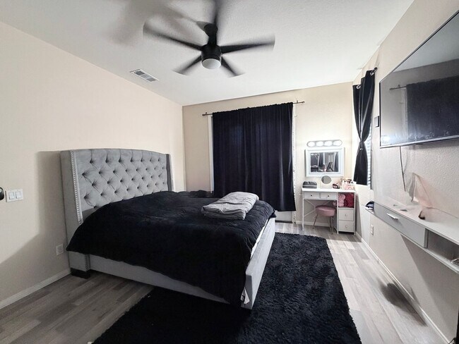 Foto del edificio - Chula Vista townhouse now available for rent