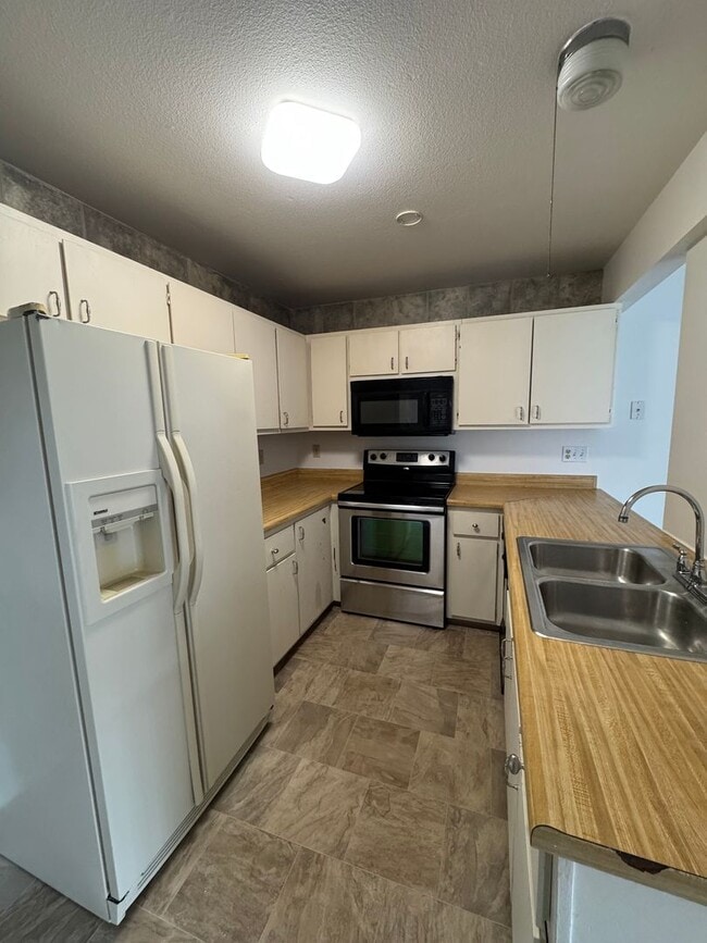 Building Photo - Cozy 2 bedroom, 1 1/2 bathroom townhome!