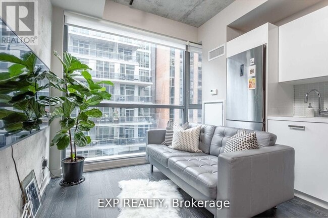 Building Photo - 39 Brant St