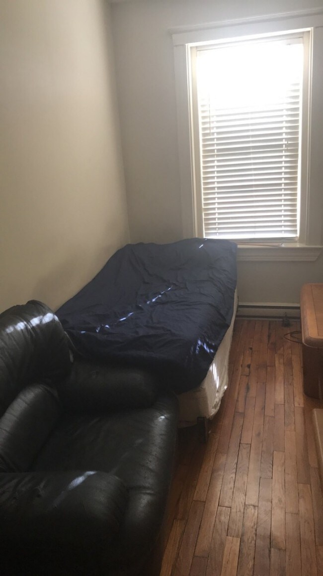 Building Photo - 2 Bd on Bellingham St., NO FEE