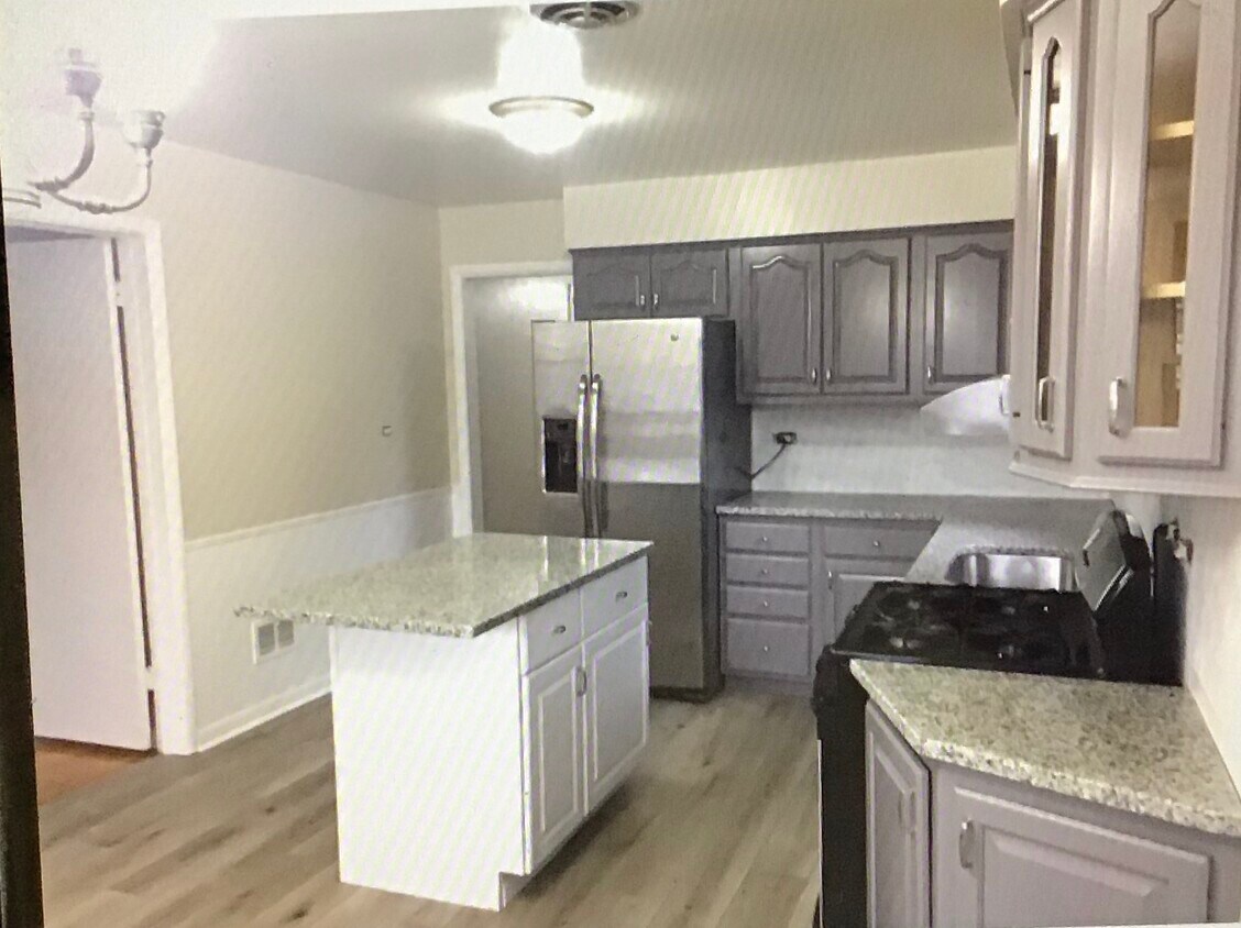 Foto principal - 5659 N St Louis Ave