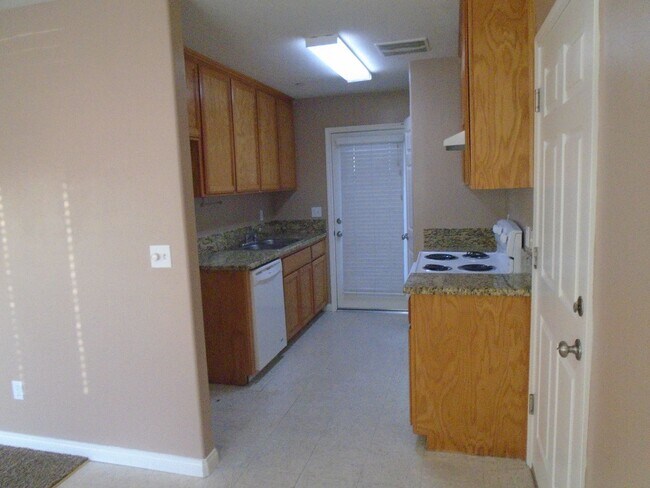 Foto del edificio - NOR - Away from the hustle and bustle but not far from Freeway 99.