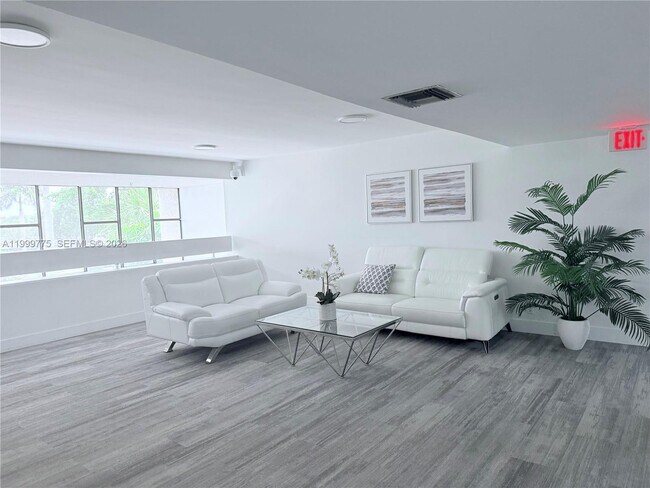 Foto del edificio - 16500 Golf Club Rd