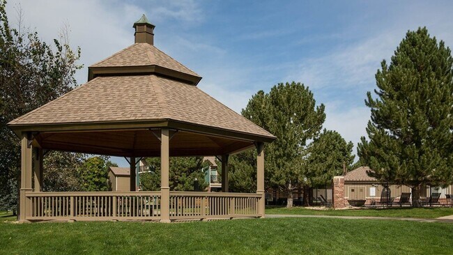Building Photo - 440 Strathmore Ln