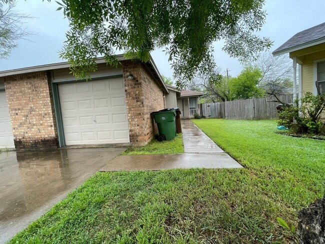 Building Photo - 513 Sierra Cove