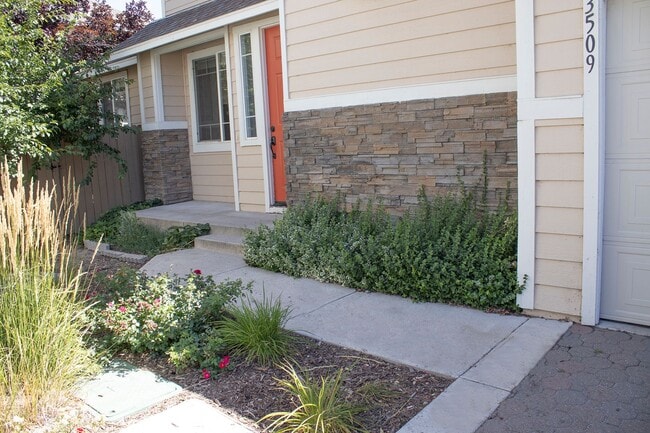 Building Photo - 3 bedroom 2.5 bathroom two-story rental in...