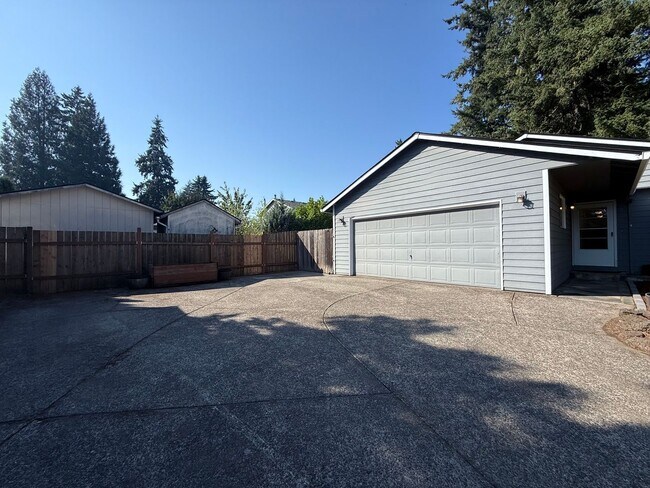 Foto del edificio - Spacious 3BD/2BA Home with Two-Car Garage,...