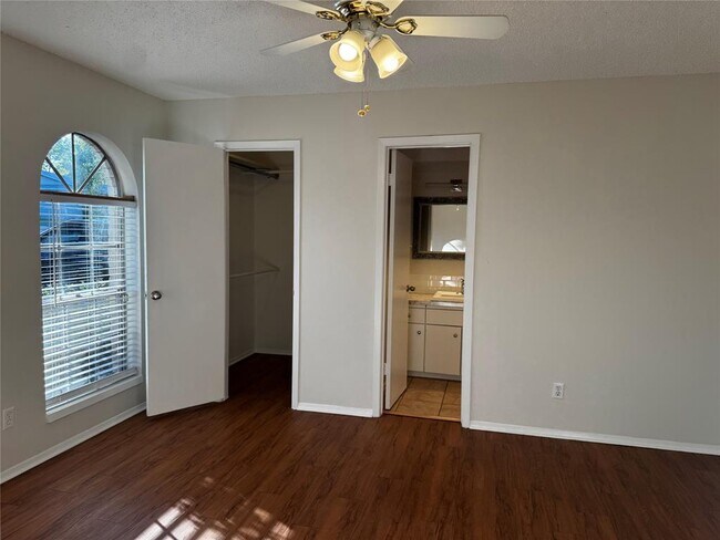 Foto del edificio - 1006 Warrington Dr