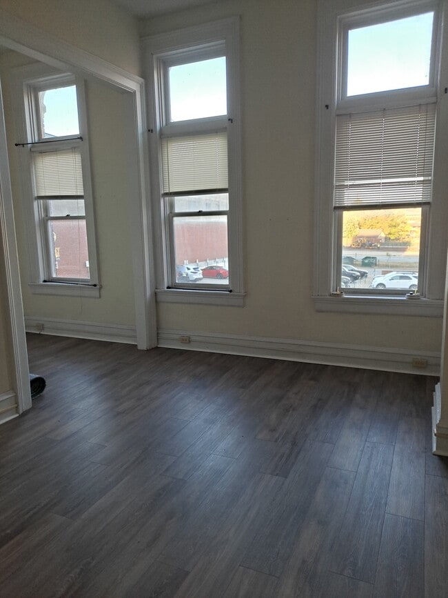 Building Photo - 129 Main St