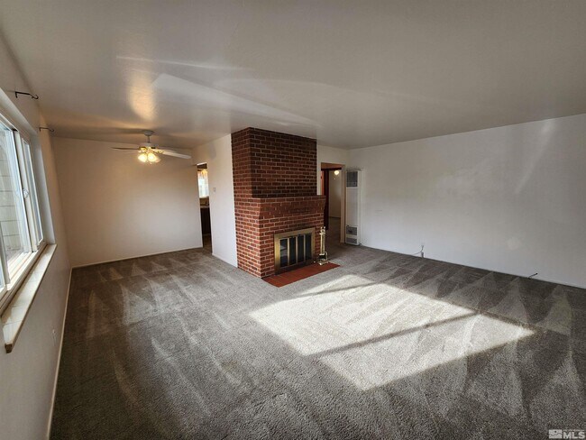 Foto del edificio - 1647 Lakeside Dr