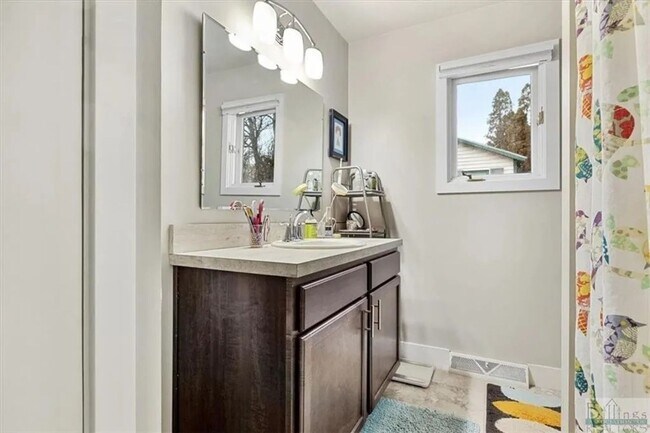 Foto del edificio - Beautifully Updated 2-Bedroom Home with Fenced Yard & Spacious Basement