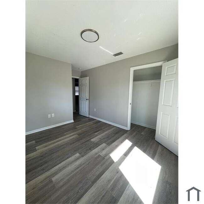 Foto del edificio - 806 12th St E
