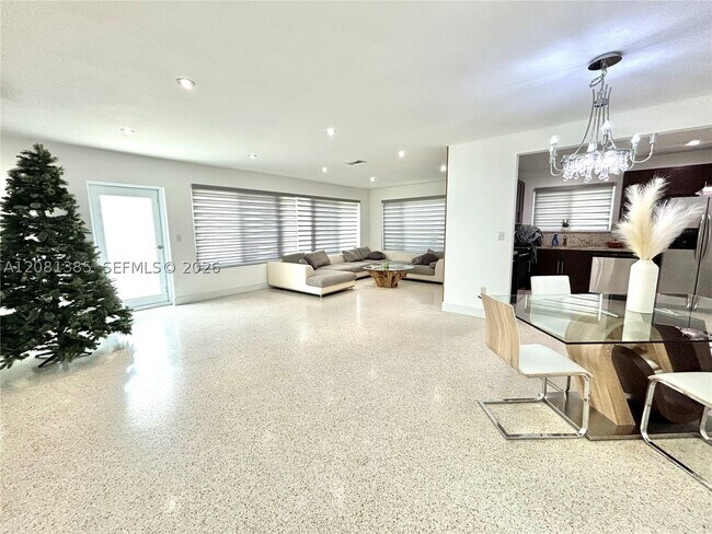 Foto del edificio - 30 NE 125th St