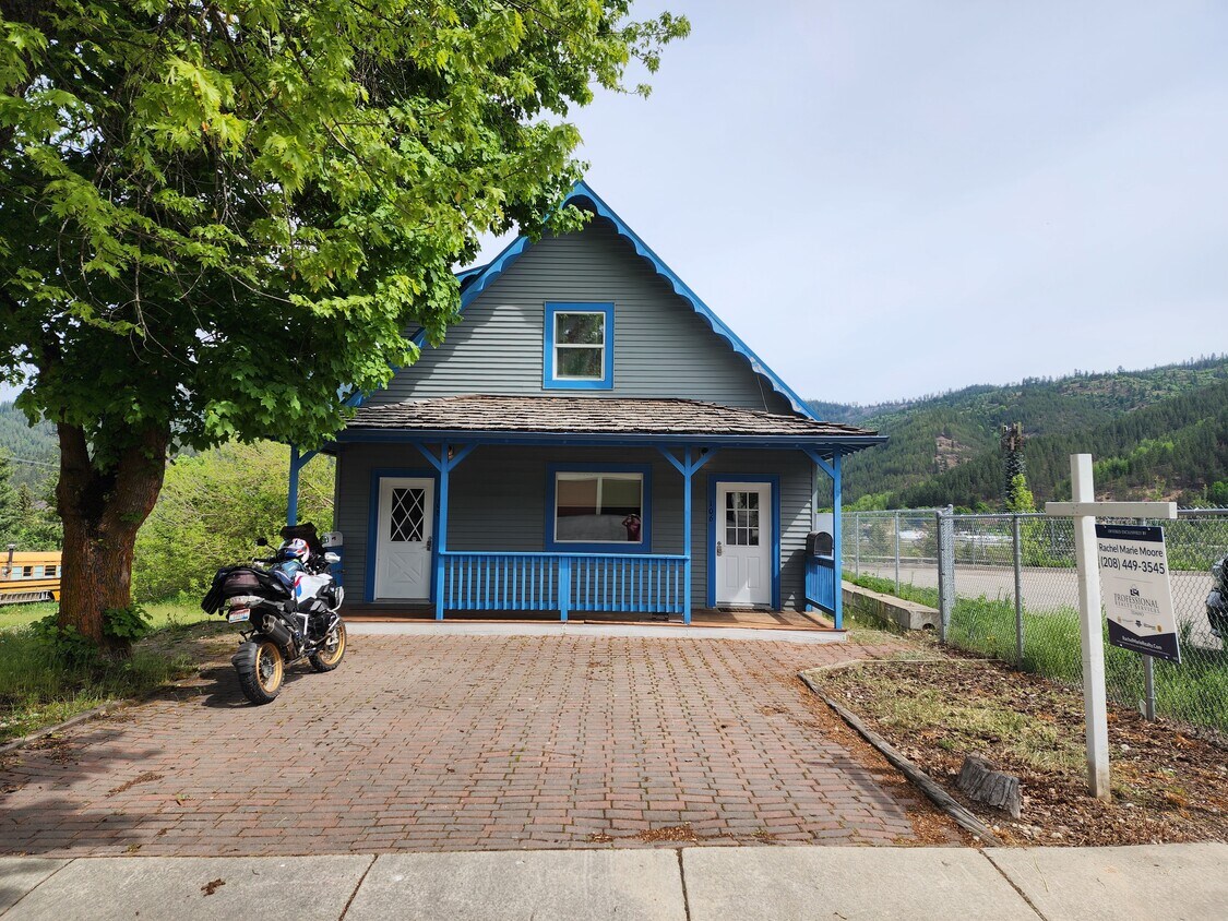 front entry - 108 W Idaho Ave