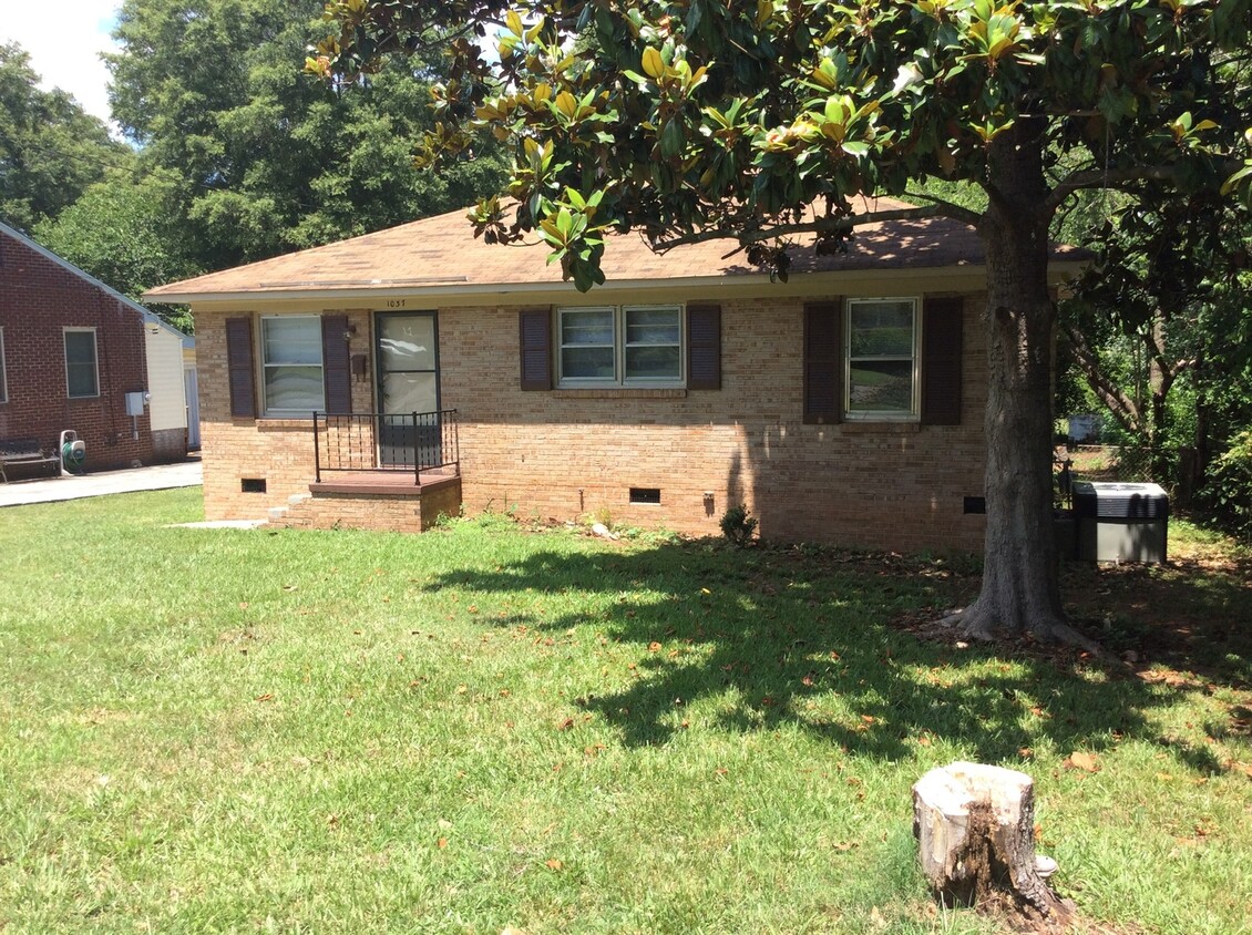 Primary Photo - 3 Bedroom, 1 Bath w/ Large Backyard!