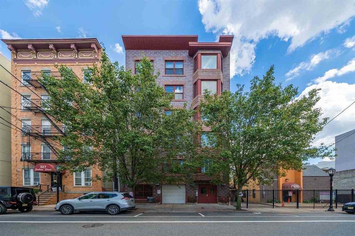 Foto principal - 323 Jackson St