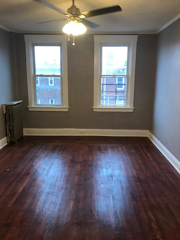 Living room - 203 W Mcmillan St