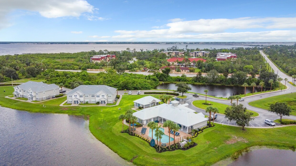 Disfrute de la belleza aérea de Charleston Cay, un paraíso de felicidad junto al lago en el corazón de Port Charlotte. - Charleston Cay