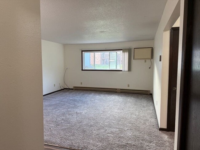 Building Photo - Spacious 2-Bed, 1-Bath Apartment Just 15 Minutes from Fargo