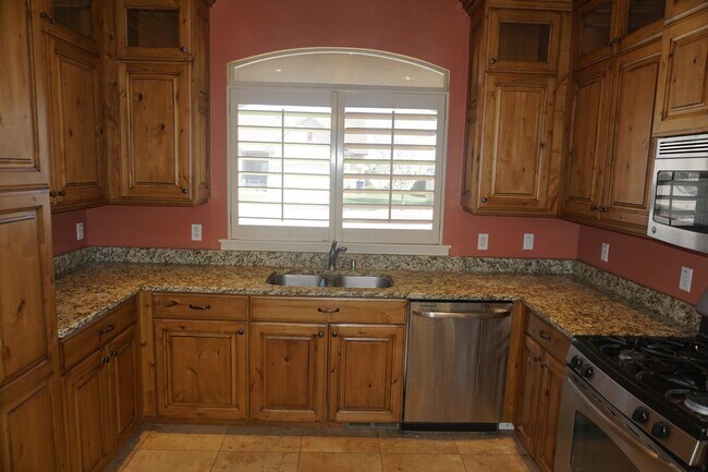 Building Photo - Gorgeous 4 Bedroom Sandy Home "Pet Friendly"
