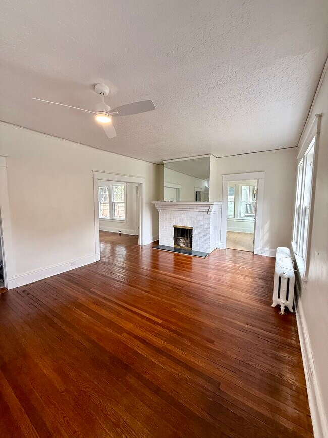 Sala de estar - 2312 Hawthorne Ave