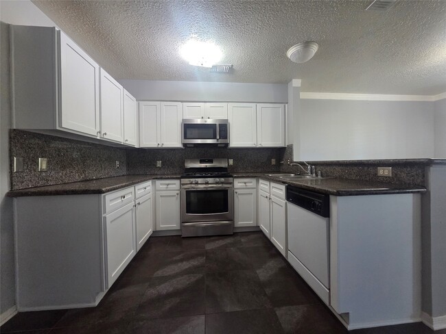 Building Photo - 16102 Mission Village Dr