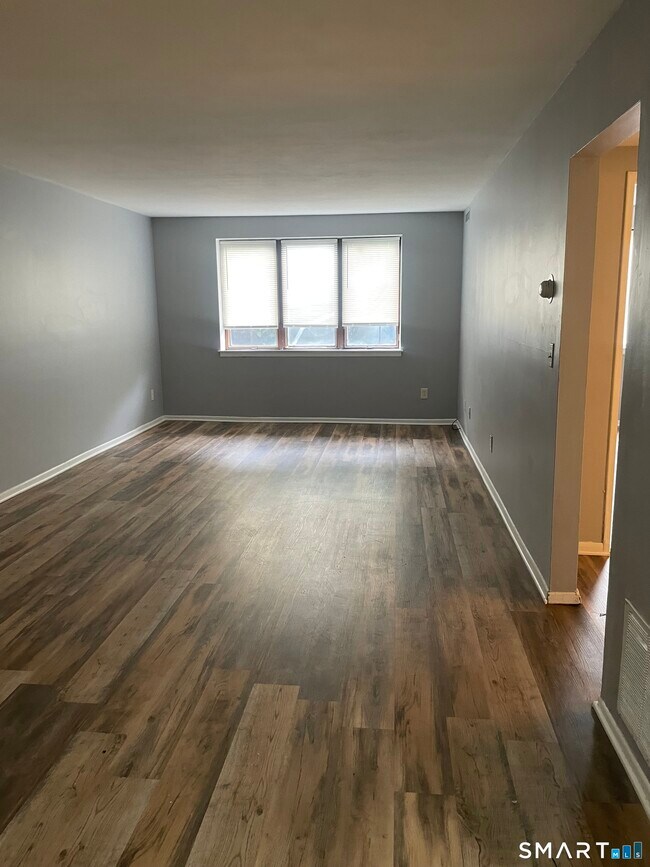 Foto del edificio - 393 Laurel Ave