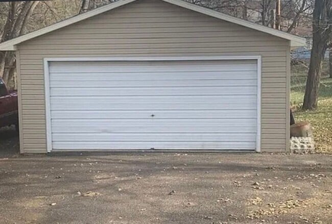 Building Photo - 3BR/1BA Anoka Home Available Now!