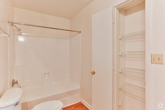 1BR,1BA_700 Ft² - cuarto de baño - Foxcroft Apartments