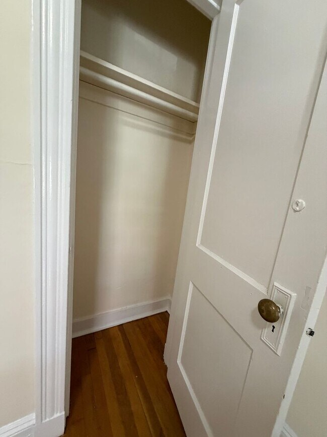Building Photo - 1bed apartment in Brighton available now