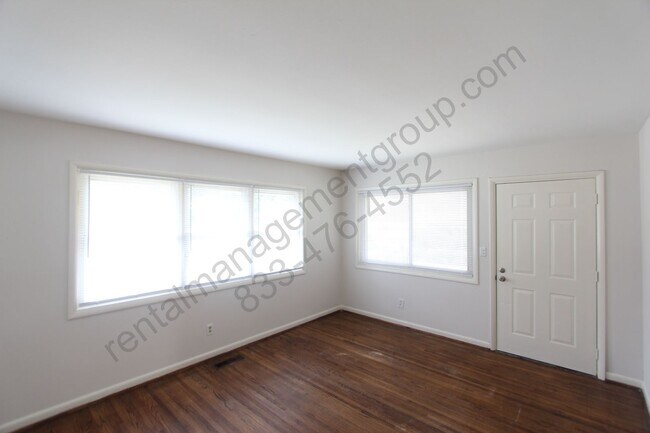 Foto del edificio - New On The Market with Fresh Updates!! Better Hurry!!